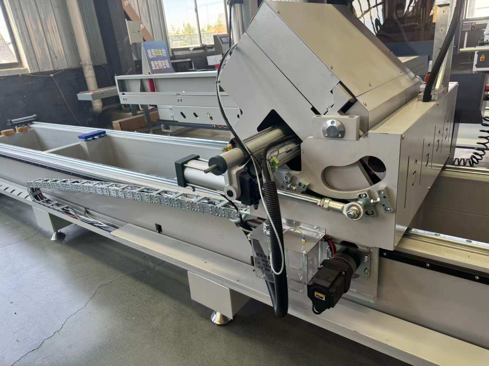 550 CNC எக்ஸ்டர்னல் பிவோட் துல்லிய மிட்டர் சா, 45°/90